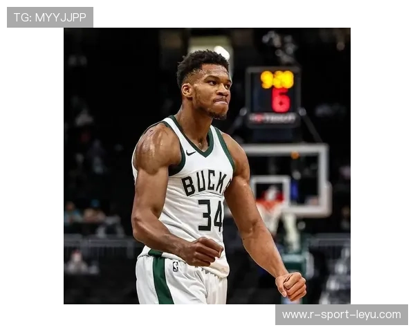 字母哥突破后对镜头竖起大拇指，意味深长