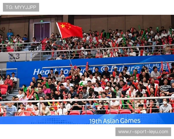 “简阳文体中心篮球赛：战术与冲劲交织，赛场不断突破”